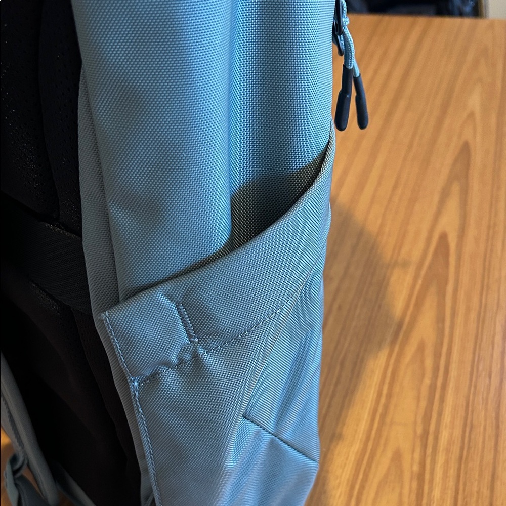 Thule like new Backpack - image 10